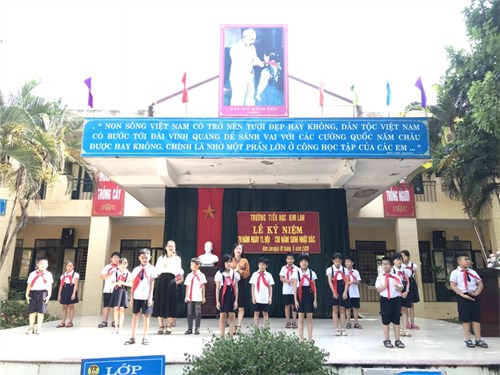 Sáng ngày 18/5 Trường TH Kim Lan tổ chức kỉ niệm 79 năm ngày Tl Đội - 130 năm ngày sinh nhật Bác. Tổ chức kết nạp Đội viên cho học sinh tiêu biểu.